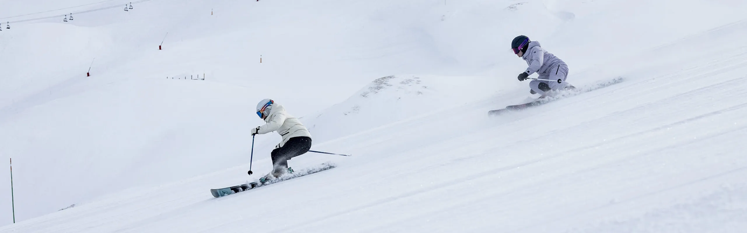 Zwei Skifahrer auf der Piste