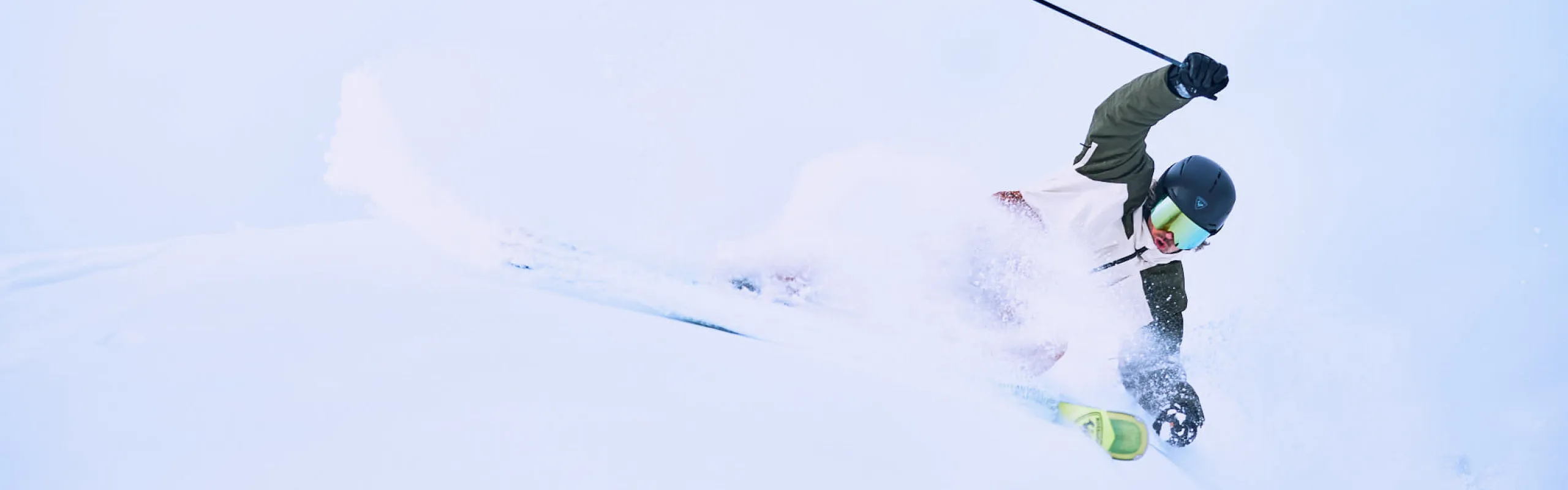 Skifahrer im frischen Schnee