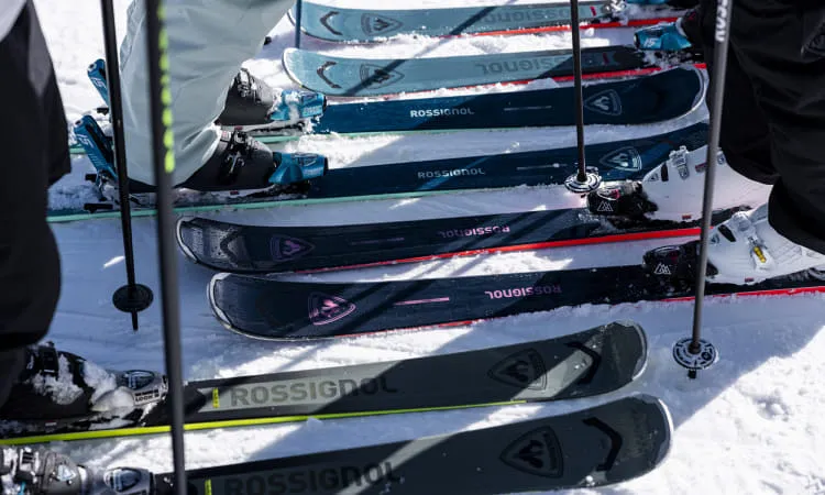 Skifahrer auf der Piste geparkt nebeneinander
