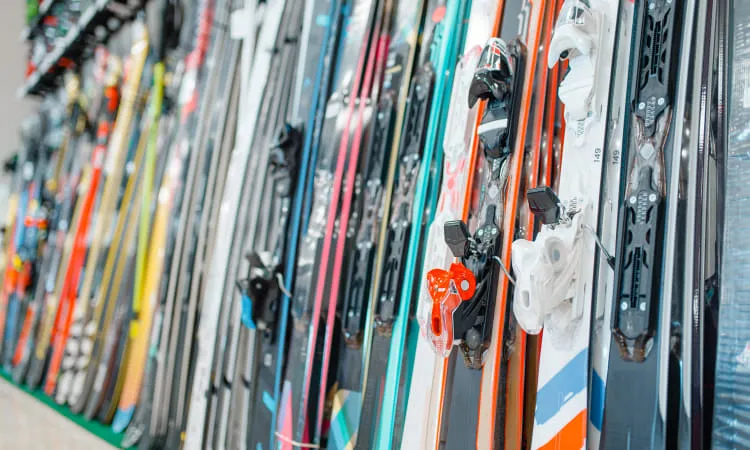 Ski Reihe im Skigeschäft