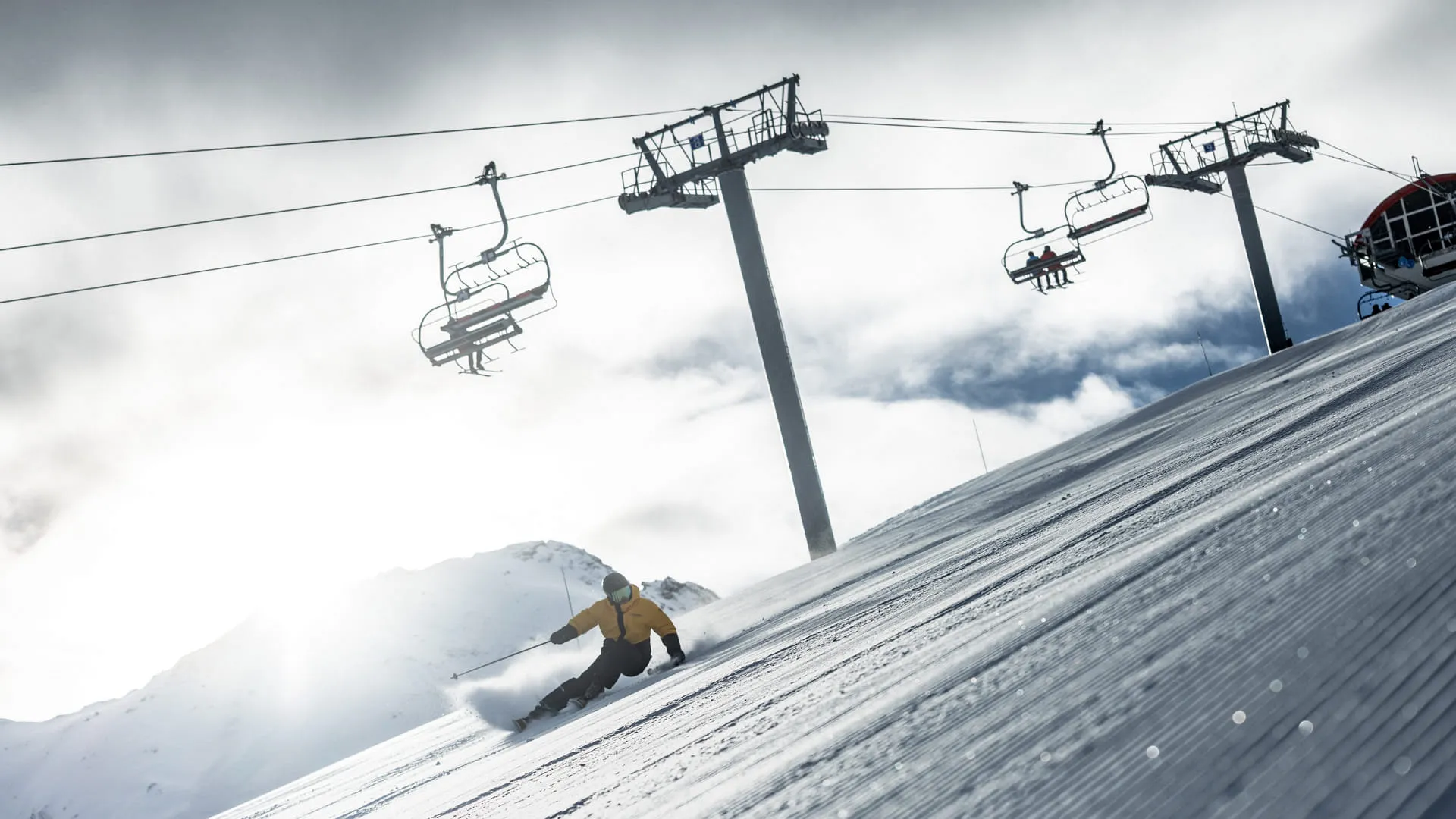 Skifahrer im Skigebiet mit Lift im Hintegrund