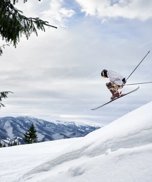Skifahrer in der Luft bei einem Sprung